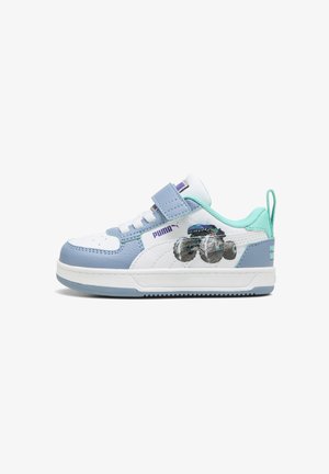 Kindersneaker von Puma in Weiß, Hellblau und Türkis mit einem Monstertruck-Design an der Seite und einem Klettverschluss.