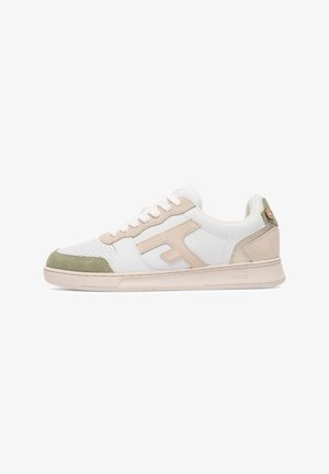 Witte leren sneaker met beige en olijfgroene suede accenten, geperforeerde textiel, rubberen zool en een prominente logo aan de zijkant.