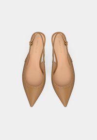 Τακούνια slingback με μυτερή μύτη σε χρώμα ταμπά, με ομαλή υφή δέρματος, διακοσμημένα με κοψίματα στο πλάι και μεταλλικά καρφιά κατά μήκος των ακμών.