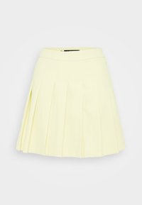 Kladná sukně z bledě žluté látky, s širokým pasem a rozšířeným střihem. Žádné viditelné vzory ani kovové detaily.