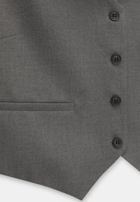 Gilet gris en tissu à texture lisse, comportant une poche unique et six boutons noirs en fermeture sur le devant.