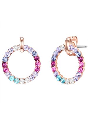 Boucles d’oreilles créoles en or rose avec des pierres précieuses rondes multicolores bleu, violet, rose et blanc disposées en motif circulaire.