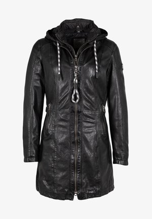 Giacca in pelle nera con chiusura frontale a zip, cappuccio regolabile e due tasche laterali. Presenta coulisse a contrasto e una texture liscia e lucida.