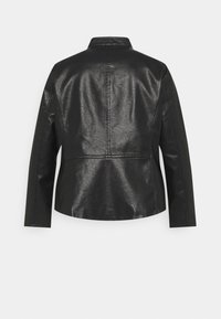 Černá umělá kožená bunda s obepnutým střihem, stojáčkem a dlouhými rukávy. Obsahuje viditelné švy a hladký, lesklý povrch.