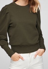 Ciemnozielony sweter z okrągłym dekoltem, z bufiastymi rękawami i ściągaczami. Gładka faktura z dopasowanym pasem.