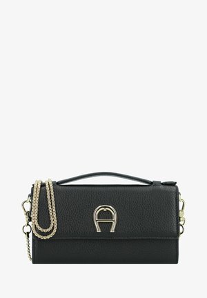 Schwarze Lederhandtasche mit genarbter Textur, goldener Kettenriemen, Top-Griff und auffälligem goldfarbenem Hardware-Akzent in Form eines Hufeisens.
