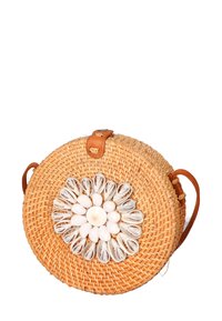 Borsa rotonda intrecciata in paglia con un design floreale realizzato in conchiglie bianche sul davanti, dotata di una tracolla in pelle marrone e dettagli coordinati.