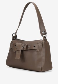 Bolso de mano de cuero marrón con una textura suave, que presenta una correa y un acento decorativo de cinturón con ojales metálicos y un cierre de cremallera.
