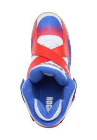 Scarpa sportiva rossa e blu con tomaia testurizzata, lacci bianchi e fodera blu imbottita. Presenta un distintivo design incrociato sulla fascia.