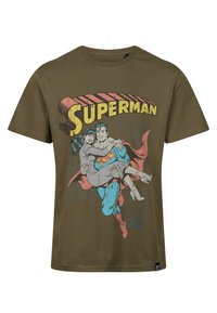 Camiseta de algodón verde oliva con un gráfico de Superman, con texto amarillo en negrita e ilustraciones detalladas al estilo cómic de Superman y un personaje femenino.