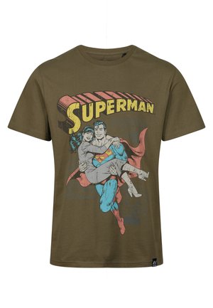 Olijfgroene katoenen t-shirt met een Superman-afbeelding, voorzien van vetgedrukte gele tekst en gedetailleerde stripstijlillustraties van Superman en een vrouwelijke karakter.