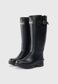 Zwarte rubberen regenlaarzen met een platte zool, zijgespelde detail en reliëflogo. Gladde textuur, hoogte tot halverwege het kalf en afgeronde teend ontwerp.