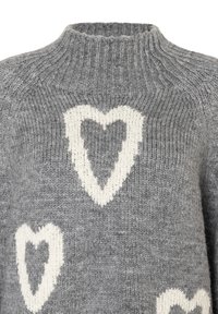 Grau gestrickter Pullover mit weißen Herzmustern, hohem Kragen und einer weichen, strukturierten Oberfläche. Akzente in verschiedenen Herzgrößen verstreut.