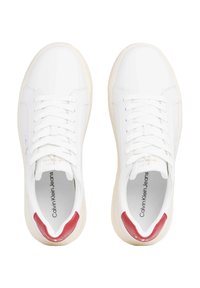 Sneaker bianche con una superficie liscia, punta rotonda, lacci e accenti rossi sul tallone. Presentano il logo stampato sulla soletta.