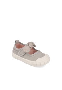 Zapato de lona gris con una superficie texturizada, suela de goma blanca y una correa en forma de lazo. Forro rosa suave visible en el interior.