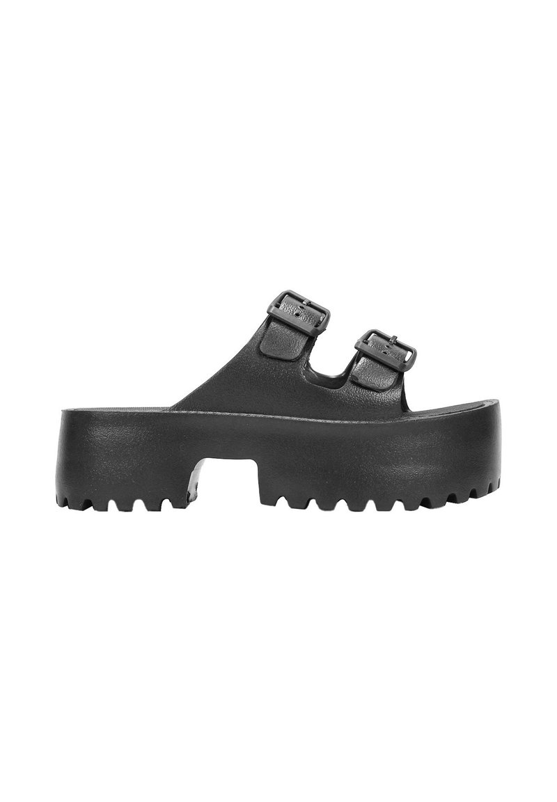 Sandali platform neri con due cinturini regolabili a fibbia. Realizzati in un materiale liscio con una suola testurizzata e scanalata per una migliore aderenza.