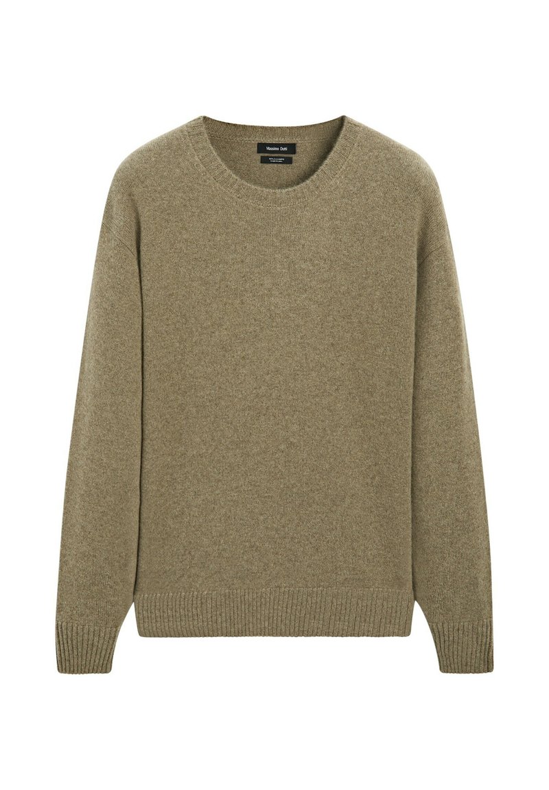 Zacht olijfgroen sweater met ronde hals, lange mouwen en geribde manchetten en zoom, weergegeven tegen een witte achtergrond.