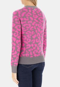 Maglione grigio con stampa leopardata rosa, caratterizzato da un colletto rotondo, polsini e orlo a coste, e un piccolo bottone decorativo sul retro.