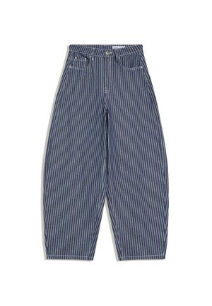 Kék, széles szárú nadrág fehér, függőleges tűcsíkokkal, elöl gombos és cipzáras záródással, valamint elülső és hátsó zsebekkel.