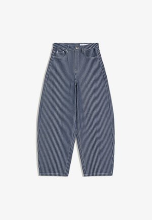 Pantalon bleu à jambes larges avec fines rayures blanches verticales, bouton sur le devant, fermeture éclair, et poches à l'avant et à l'arrière.