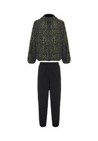 Giacca a vento verde e nera con un cappuccio, polsini elastici e pantaloni neri abbinati. Leggera, dalla texture liscia e dal design attillato.