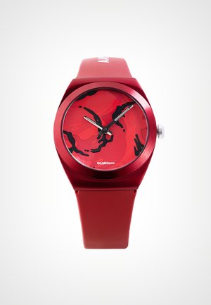 Orologio da polso rosso con motivi astratti neri sul quadrante, lancette delle ore e dei minuti argentate e cinturino in silicone rosso.