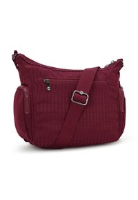 Borsa a tracolla bordeaux realizzata in tessuto testurizzato, con un ampio scomparto principale con zip, tasca frontale e tracolla regolabile. Accentuata da accessori in argento.