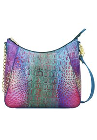 Crocodillenpatroon handtas met een verloop van roze, blauw en paarse tinten; heeft een rits aan de bovenkant en een strap met kettingaccent.