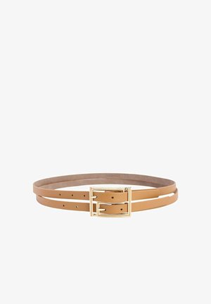 Cintura doppia in pelle color cuoio con fibbia rettangolare dorata, posata su uno sfondo bianco.