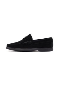 Mocasines de ante negro con un perfil bajo, que cuentan con una tira decorativa y detalles de costura, además de una suela de goma para mayor tracción.
