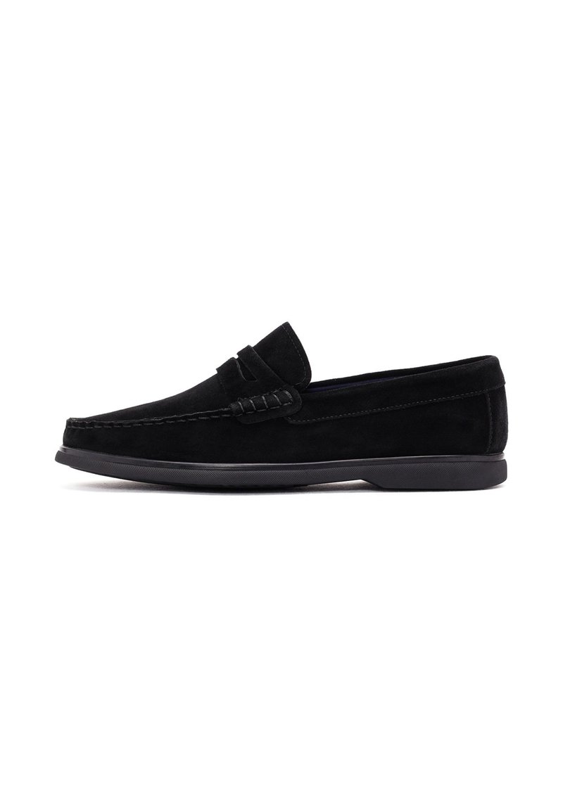 Mocasines de ante negro con un perfil bajo, que cuentan con una tira decorativa y detalles de costura, además de una suela de goma para mayor tracción.