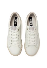 Sneakers bianchi in pelle con punte tonde, lacci piatti e suole in gomma beige chiaro. Inclusa la marca sulla linguetta e sui pannelli laterali.