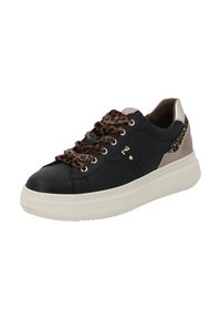 Sneaker nera con lacci a stampa leopardata, dettagli dorati e tallone in blush a contrasto. Presenta una suola bianca spessa e materiale testurizzato.