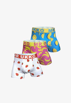 Drie paren heren boxershorts: wit met rode aardbeien, roze met gele bananen en blauw met gele citroenen. Allemaal hebben ze merkwaslijnen.