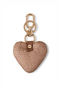 Portachiavi a forma di cuore in tessuto beige morbido con un motivo sottile, hardware dorato e un accento in pelle marrone con chiusura a scatto.
