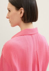 TOM TAILOR OVERSIZED MIT STRUKTUR - Button-down blouse - carmine pink