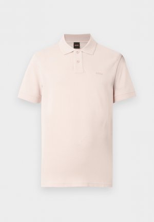 Lichtroze polo met korte mouwen, twee knopen, een kraag en een subtiel "BOSS"-logo op de linkerborst.