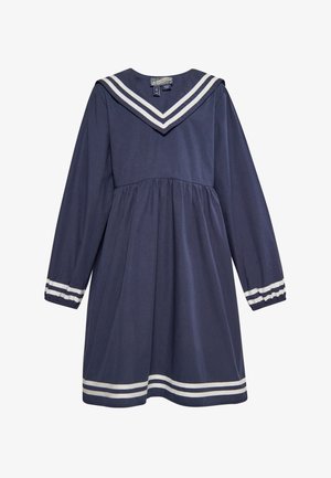 Marineblå kjole med V-formet krave, lange ærmer og hvide stribede detaljer ved manchetterne og kanten, der har en draperet nederdel.
