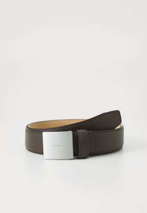 Cinturón de cuero marrón con una hebilla rectangular de plata que lleva el nombre de la marca. Textura suave con costuras reforzadas y extremos acentuados.