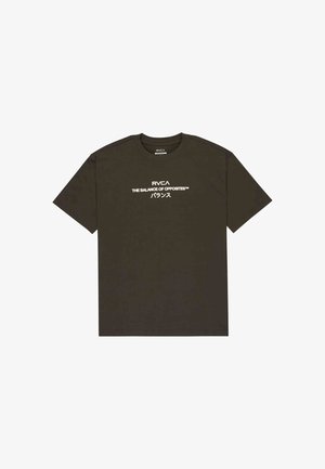 Olive zelené bavlněné tričko s krátkým rukávem, které obsahuje bíly text "RVCA THE BALANCE OF OPPOSITES" a japonské znaky. Jednoduchý kulatý výstřih.