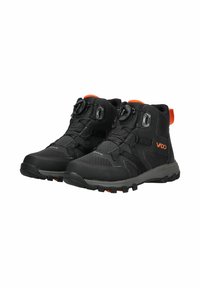 Boots da trekking neri a metà altezza con accenti arancioni. Presentano una rete traspirante e materiale sintetico, un sistema di lacci regolabile e una suola robusta.