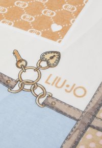 Foulard quadrato in seta con una palette di colori beige e blu chiaro, design di lucchetto e chiave, motivi a catena e il nome del marchio "LIU-JO" stampato su di esso.