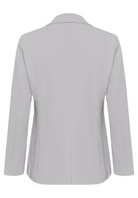 Blazer gris clair avec une coupe ajustée, une fente au dos et un revers cranté. Tissu lisse et manches longues sans attaches visibles.