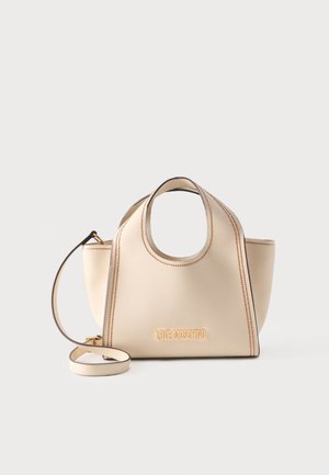 Beige Love Moschino-handtas met ronde topgrepen, zichtbare stiksels en afneembare lange band op een effen achtergrond.