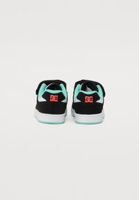 Zapatillas negras con acentos de verde menta, que cuentan con un collar acolchado, una media suela blanca y un detalle del logo rojo en el talón.