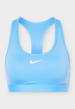 Svetlomodrá športová podprsenka Nike s dizajnom racerback a bielym logom Swoosh uprostred vpredu.