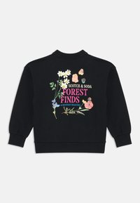 Svart genser med blomsterdesign og steiner. Teksten sier "Scotch & Soda FOREST FINDS & MOUNTAIN TREASURES." Myk stoff, rund hals.