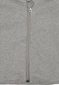 Grauer Reißverschluss-Pullover aus strukturiertem Stoff, mit einem silbernen Reißverschluss auf der Vorderseite und einem gerippten Saum.
