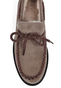 Brązowe zamszowe mokasyny z grubym, teksturowanym kołnierzem i brązowymi przeszyciami. Posiadają brązowy sznurowany detal oraz miękką podszewkę dla komfortu.