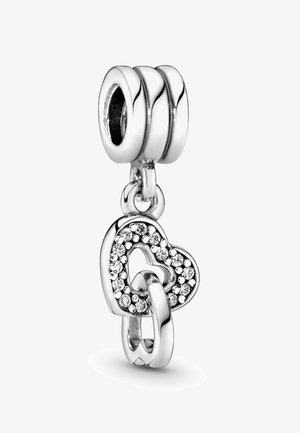 Silbernes Charm mit Herzform, verziert mit klaren Strasssteinen und ineinandergreifenden Herzen. Abgerundeter Öse mit drei Bändern oben. Glatte Oberfläche.